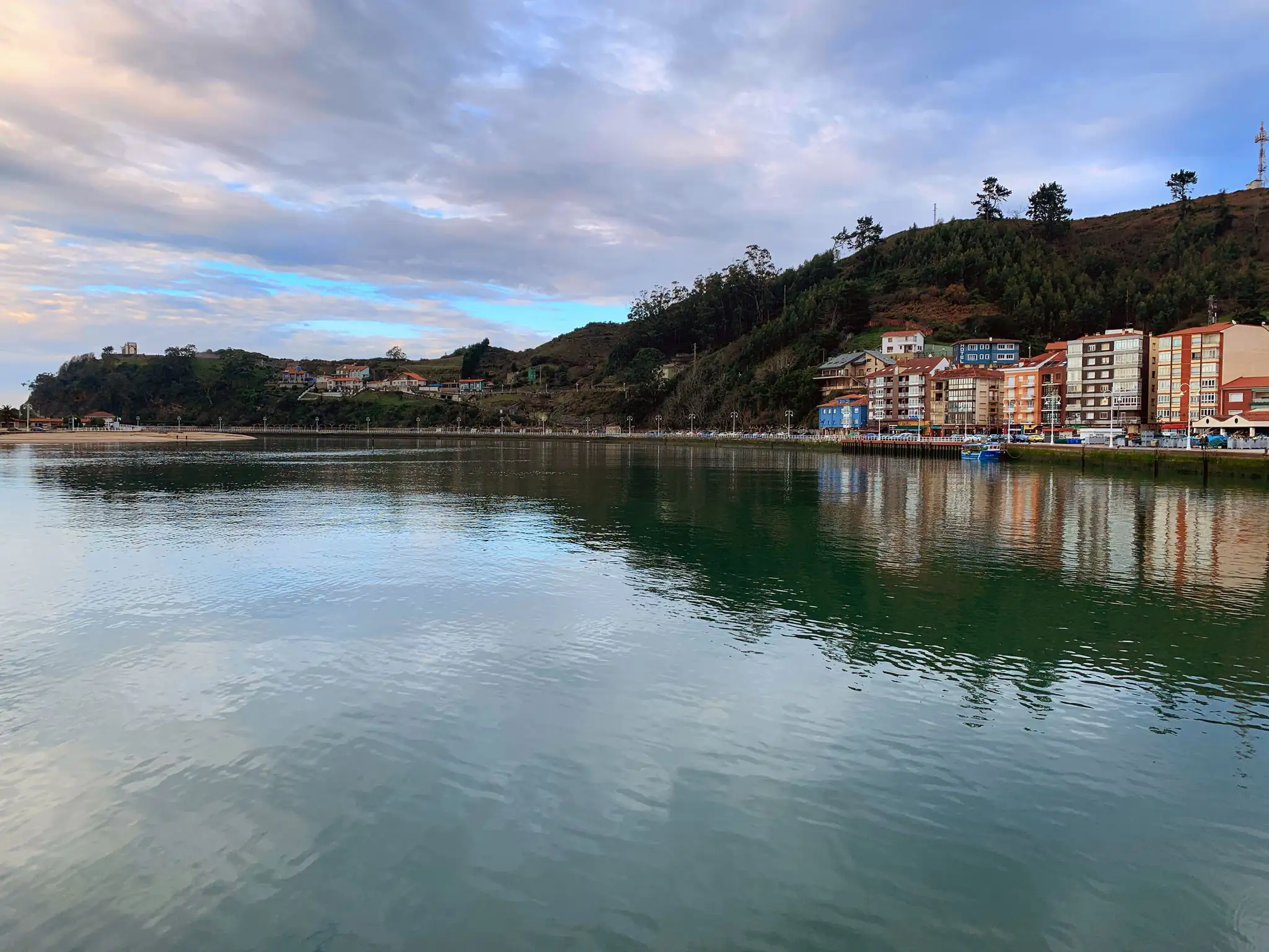 Brindis al Calor del Fuego en una Sidrería en Ribadesella