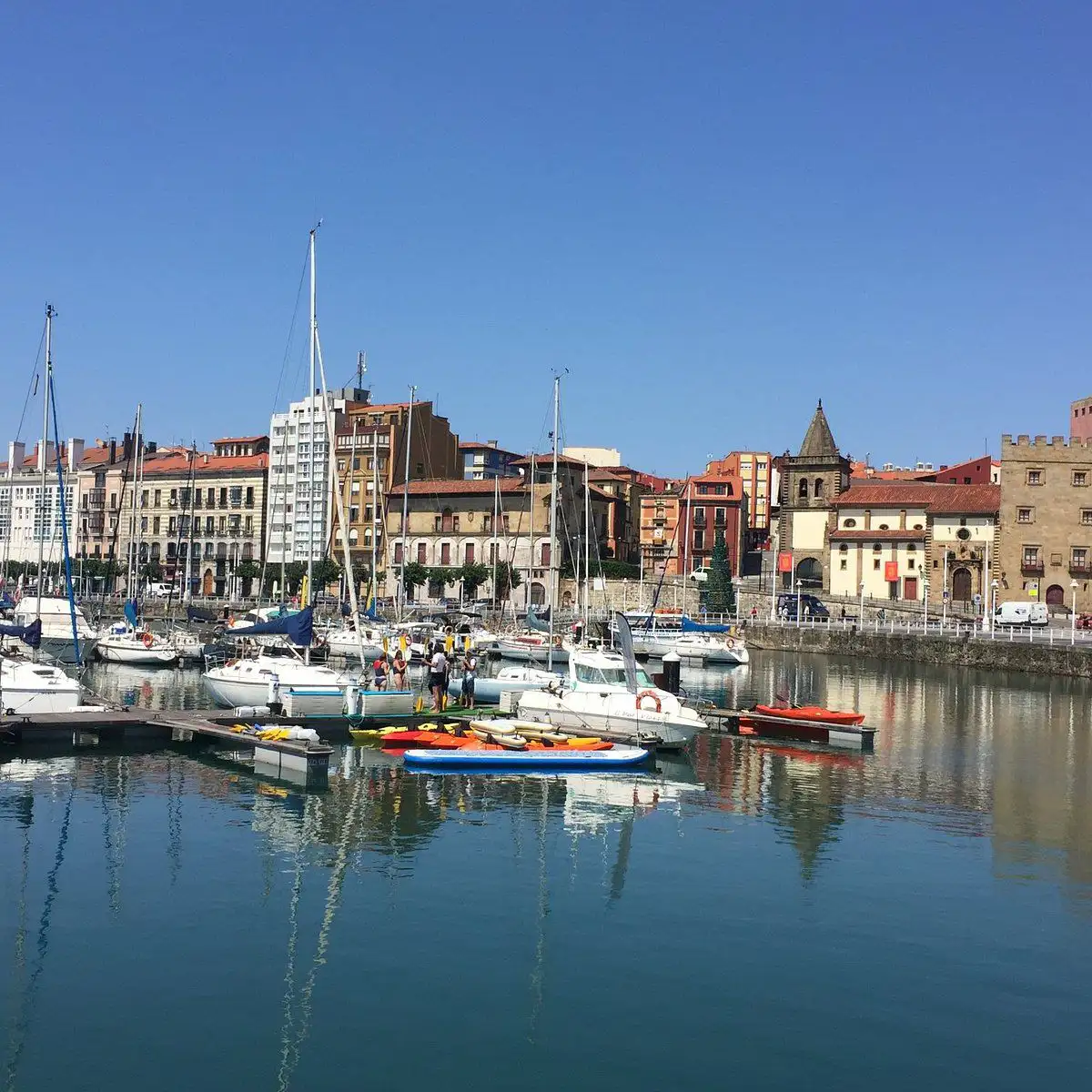 Visita Cultural y Vermú en Cimavilla